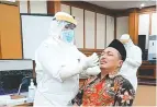  ??  ?? ANTISIPASI: Ketua DPRD Gresik M. Abdul Qodir menjalani rapid test antigen bersama anggota dewan lainnya.