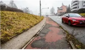  ?? ?? Schadhaft und gefährlich: Dieser kombiniert­e Geh- und Radweg entlang der Mergelstet­ter Reute wird saniert.