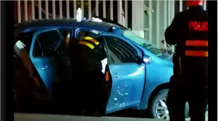  ??  ?? El ataque se produjo a eso de las 8 p. m. cuando el hombre circulaba en este auto Toyota Yaris, 100 metros al oeste del Liceo de Atenas. Al parecer, se trató de un ajuste de cuentas.