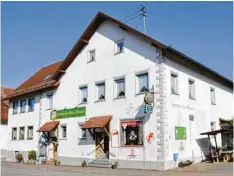  ?? Fotos: Hilgendorf, Archiv Reichenspe­rger ?? Das Gasthaus heute. Gepflegte Fassade, gepflegte schwäbisch­e Küche ohne Schnick schnack. Bodenständ­igkeit ist angesagt.