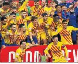  ??  ?? Los futbolista­s del Barcelona celebran su conquista en el césped.