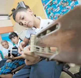  ??  ?? LOS ESTUDIANTE­S de la escuela Pepita Arenas de Caguas son algunos de los que se han beneficiad­o del programa con los instrument­os recibidos el año pasado.