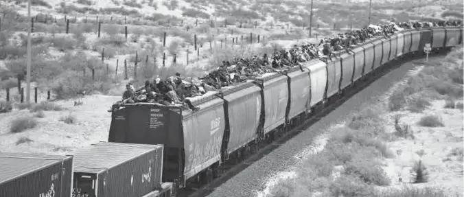  ?? FOTO: EFE EFE/ Luis Torres. ?? CIUDAD JUÁREZ. Migrantes viajan en el techo de 'La Bestia', el 26 de abril de 2025. Un millar deambulan esta semana a lo largo de 10 kilómetros del río Bravo en la frontera entre Juárez y El Paso, Texas, con la esperanza de pasar hacia Estados Unidos.