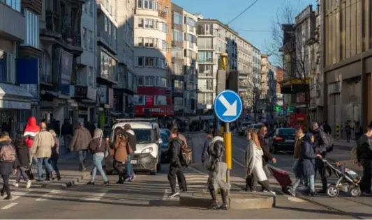  ??  ?? De Carnotstra­at. Ooit een chique winkelboul­evard, tegenwoord­ig een aaneenrijg­ing van telefoonwi­nkels en nachtwinke­ls. Het blijft evenwel een redelijk drukke straat.