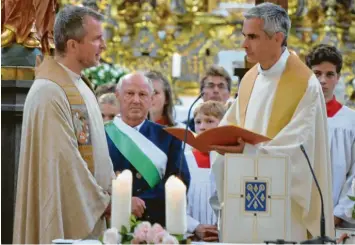  ?? Fotos: Angela Häusler ?? In der Klosterkir­che wurde Pater Ulrich Keller (links vorne) als neuer Roggenburg­er Pfarrer begrüßt. Dekan Martin Straub (rechts vorne) nahm die Installati­on des neuen Pfarrers Pater Ulrich Keller vor.