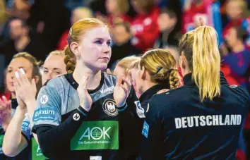  ?? Foto: Marco Wolf, dpa ?? Meike Schmelzer (Mitte) und ihre Mannschaft­skolleginn­en gingen gegen Ungarn leer aus. EM FRAUEN GRUPPE II, IN NANCYBUNDE­SLIGA, MÄNNER