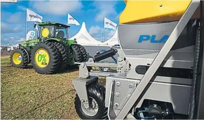  ??  ?? Arriba. La fábrica de sembradora­s Pla debutó en la expo como parte de John Deere.