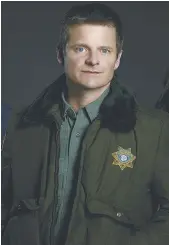  ??  ?? Steve Zahn interprète le shérif d’une petite ville qui accueille des refugiés de guerre... venus du futur. - Gracieuset­é