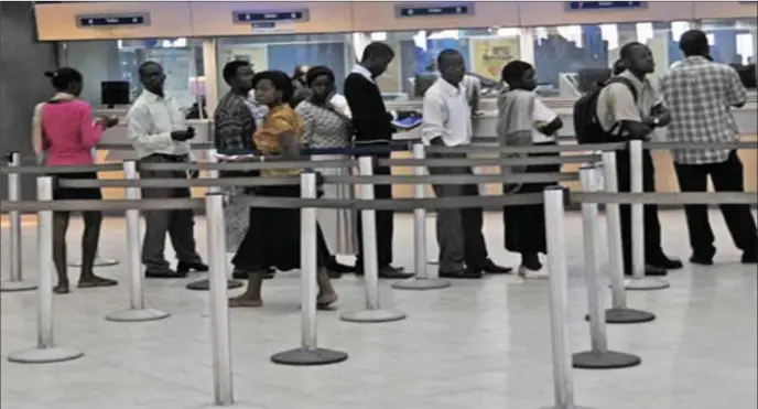  ??  ?? Customers on queue for banking transactio­ns