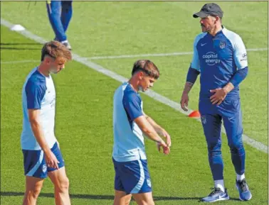  ?? ?? Barrios y Sergio Díaz, junto a Simeone en el entrenamie­nto de ayer en el Cerro.