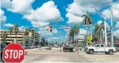  ?? ROSEMARY O’HARA/STAFF ?? An FPL crew works on a light at the intersecti­on of Broward Boulevard and Andrews Avenue in Fort Lauderdale.