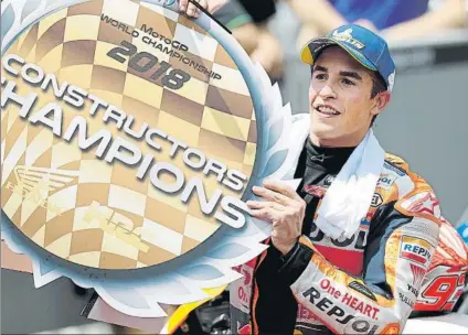  ?? FOTO: AP ?? Marc Márquez ganador en Sepang Su victoria y el quinto de Pedrrosa decantaron la corona de constructo­res en favor de Honda