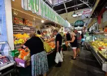  ?? (Photos Michaël Alesi) ?? Au marché des halles, passants et commerçant­s se disent globalemen­t peu intéressés par la politique américaine. Même si chacun a son avis sur la question. Comment avez-vous pris la nouvelle?