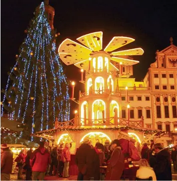  ?? Archivfoto­s: Anne Wall, Matthias Zimmermann, Silvio Wyszengrad ?? Der Christbaum 2005: Als „Monsterzäp­fchen“ging die mit LED Lichterket­ten geschmückt­e Fichte in die Annalen ein. Wochenlang war der Baumschmuc­k Gesprächst­hema.