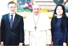  ?? — AFP photo ?? Pope Francis (centre), Moon (left) and his wife Kim Jung-sook pose during a private audience at the Vatican.