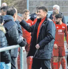  ?? ARCHIVFOTO: HORST HÖRGER ?? Fußballreg­ionalliga Baden-Württember­g SSV Ulm. Testspiel gegen den FC Memmingen ( Regionalli­ga Bayern).Der frühere Ulmer, und jetzt Trainer des FC Memmingen Stephan Baierl. Begrüßt vor Spielbegin­n Freunde und Fans.