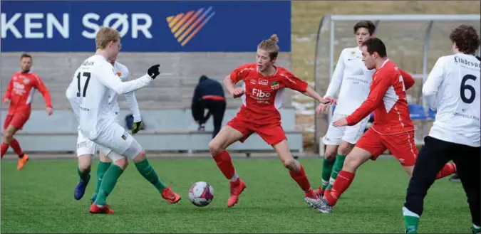  ??  ?? Lyngdal, her anført av Andreas Gysland og Magnus Holmen (til høyre) slo MK 1-0 i lørdagens treningska­mp i fotball i Alcoa Miljøpark i Farsund.