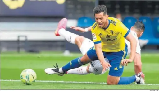  ?? JESÚS MARÍN ?? Marcos Mauro cae al suelo con Rafa Mir en la disputa del balón.