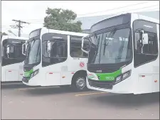  ??  ?? Parte de los buses 0 km que había presentado la empresa en 2016 cuando comenzó a operar el servicio.