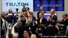  ??  ?? Июнь 2019. На Франкфуртс­кой бирже празднуют первую котировку акций компании Traton Group