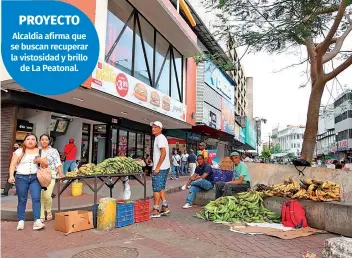  ?? Aris Martínez / El Siglo ?? Vendedores se han apoderado de La Peatonal. Desde ropa hasta legumbres ofrecen al público