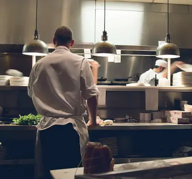  ??  ?? Food e imprese La cucina profession­ale di un grande ristorante, chef al lavoro per il servizio