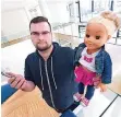  ?? FOTO: MAURER ?? Die Puppe „My friend Cayla“lässt sich über Funk mit einem Smartphone verbinden. Der Jurastuden­t Stefan Hessel hat gezeigt, wie Spione dadurch auf sie zugreifen können.