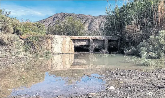  ??  ?? La contaminac­ión de la minería podría estar afectando la tierra y el agua; Faustino Esquivel es integrante de la asamblea vecinal