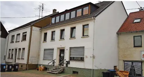  ?? FOTO: BECKER&BREDEL ?? In diesem Haus in der Saarwellin­ger Straße in Saarlouis-Roden haben zwei der Syrer gewohnt.
