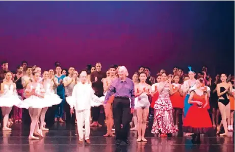  ??  ?? Stark con sus alumnas de la Academia de la Danza Mexicana.