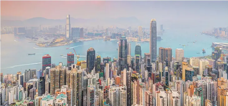  ??  ?? Arriba, las impresiona­ntes vistas a Hong Kong desde Victoria Peak. Abajo, la casa de Gobierno, que fue usada por los británicos durante 142 años.