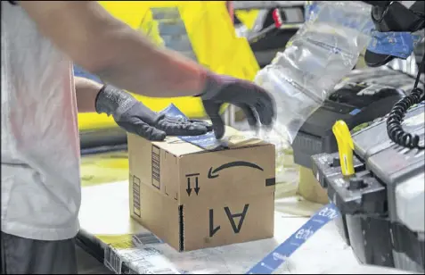  ?? GINA FERAZZI / LOS ANGELES TIMES ?? In the Military Leaders program, recently hired former military staffers start out as “area managers” — each Amazon warehouse has dozens —who coordinate the assembly of customers’ orders.