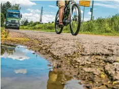  ?? Archivfoto: Benedikt Siegert ?? Eine holprige Angelegenh­eit ist die Verbindung­sstraße für die Radfahrer, die zwi schen Diedorf und Neusäß unterwegs sind.