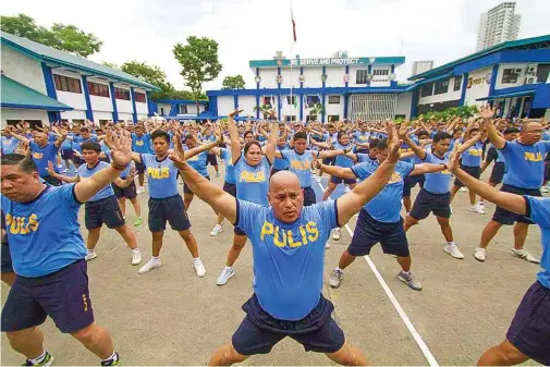  ?? KRISTINE JOYCE W. CAMPAÑA ?? Philippine National Police Director Ronald "Bato" dela Rosa leads personnel of the Police Regional Office (PRO)-7 in an exercise routine at the Camp Sergio Osmeña Sr. in Cebu City.