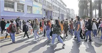  ??  ?? ► En Valparaíso, el contingent­e de estudiante­s se desplazó sin problemas.