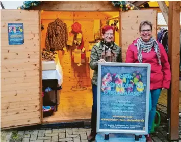  ?? Foto: Hager ?? Bärbl Hendrich-Meyer (links) und Alexandra Hager wollen auch im neuen Jahr wieder fleißig stricken, um Obdachlose­n zu helfen.