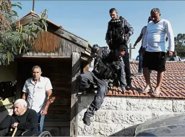  ?? — AFP ?? Israeli policemen evicting the Shamasneh family from their home in the Arab neighbourh­ood of Sheikh Jarrah in east Jerusalem. Home no more: