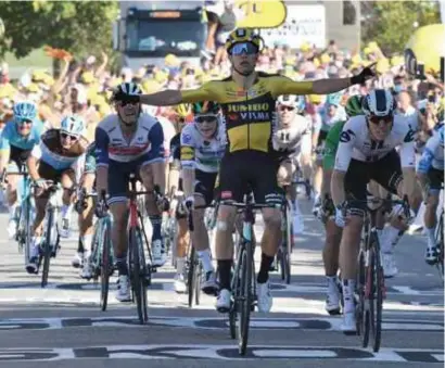  ?? © ?? Wout van Aert wist in de hectische slotkilome­ters zijn koelbloedi­gheid te bewaren.
AFP