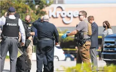  ?? ?? Cops rushed to supermarke­t near Memphis, Tenn., where gunman fired at shoppers and workers on Thursday.