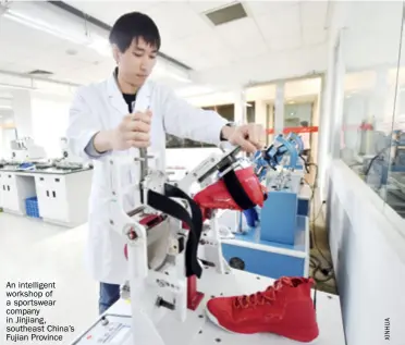  ??  ?? An intelligen­t workshop of a sportswear company in Jinjiang, southeast China’s Fujian Province