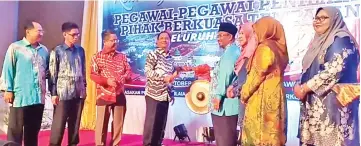  ??  ?? Jaujan hitting the ‘gong’ to launch the 21st Local Authority Assessment Officers Convention as host Tawau Municipal Council president Alijus Sipil (third left) and Assessment Officer Associatio­n chairman Dr Hj Soeb Hj Pawi (fifth left) look on.