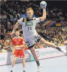  ?? FOTO: HERBERT PFARRHOFER/DPA ?? Nach Positiv-Test muss das Torewerfen vorerst warten: Handballna­tionalspie­ler Timo Kastening (re.).