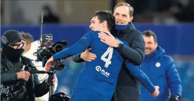  ??  ?? Thomas Tuchel abraza a Christense­n tras la victoria del Chelsea en el partido de vuelta de la semifinal de Champions League contra el Real Madrid.