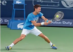  ?? Photos by Dhes Handumon ?? Novak Djokovic practices at the Dubai Tennis Stadium on Sunday. —