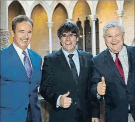  ?? TONI ALBIR / EFE ?? Brian Higgins, Carles Puigdemont i Dana Rohrabache­r