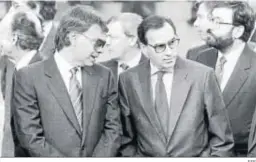  ?? EFE ?? 1982. Alfonso Guerra conversa con Felipe González en el primer Gobierno socialista. Detrás, Carlos Solchaga y Narcís Serra.