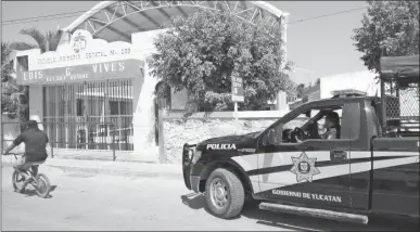  ??  ?? Fachada de la primaria Luis G. Vives, donde se acusa a cuatro alumnos de cuarto grado de acosar a sus compañeras a través de dibujos y notas