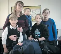  ?? PIERRE OBENDRAUF ?? Frances Maxant with her four boys, Marek, in front, Lukas, middle back, Frantisek, in black, and Radek, right, in their hotel room at the Residence Inn Montreal Airport on Wednesday.