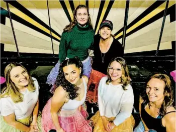  ?? DAVID ENGEL ?? Director Bets Malone (back right) and “Wonderstud­y” Bryce Hamilton stand with the cast of “The Marvelous Wonderette­s” (from left): Chelsea Franko, Ariella Kvashny, Alessa Neek and Megan Carmitchel.