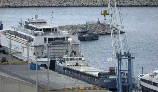  ?? ?? Le deuxième navire, à gauche, transporta­nt de l'aide alimentair­e du groupe humanitair­e World Central Kitchen se prépare à partir pour Gaza dans le port de Larnaca.